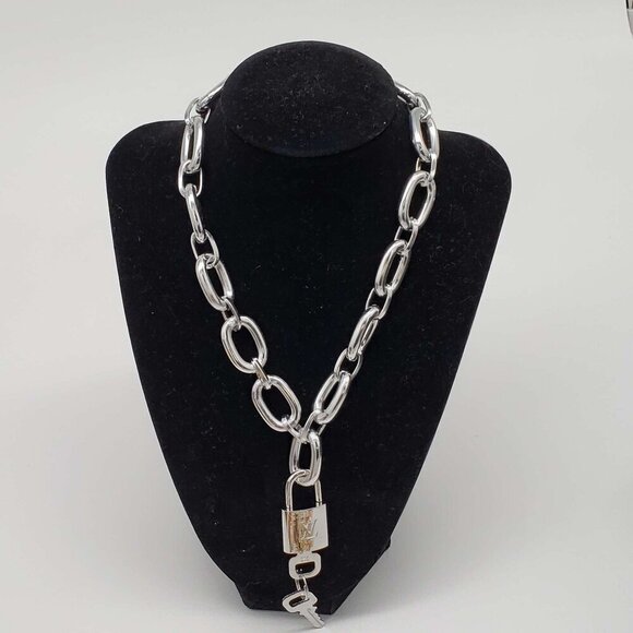 100% Auth Louis Vuitton Lock & Key with Unbranded Silver Plated Chain Necklace - Picture 3 of 11